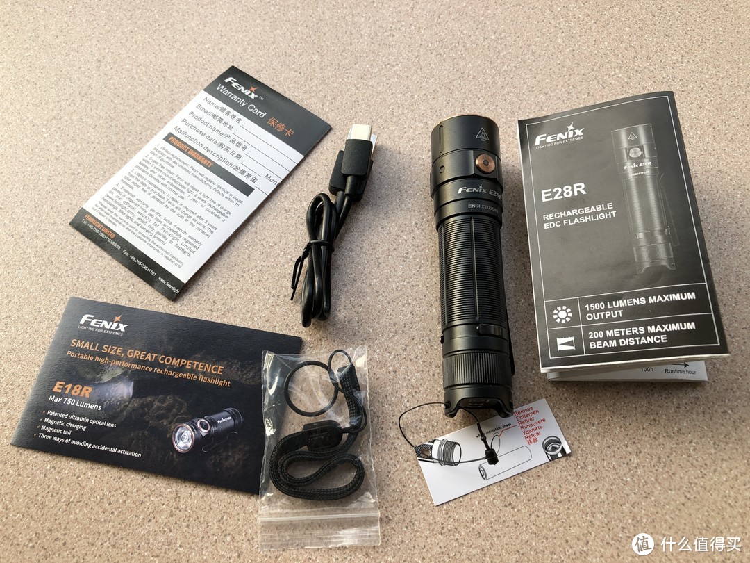 一手划破黑暗的——Fenix E28R EDC快充手电体验测评