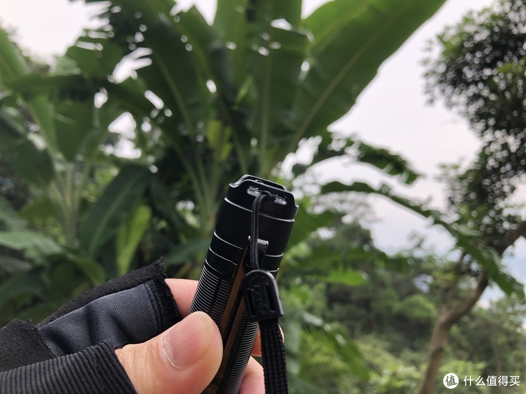 一手划破黑暗的——Fenix E28R EDC快充手电体验测评