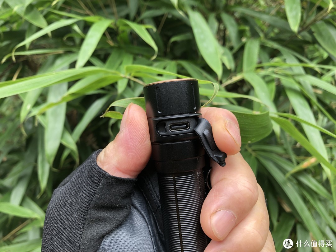 一手划破黑暗的——Fenix E28R EDC快充手电体验测评