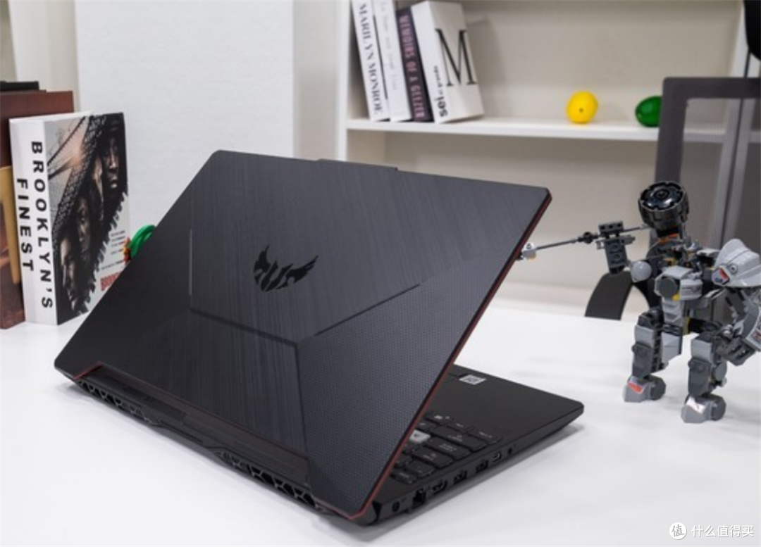 华硕飞行堡垒8 游戏党的沟通桥梁