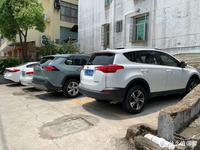 和上一代RAV4合个照 明显矮了些