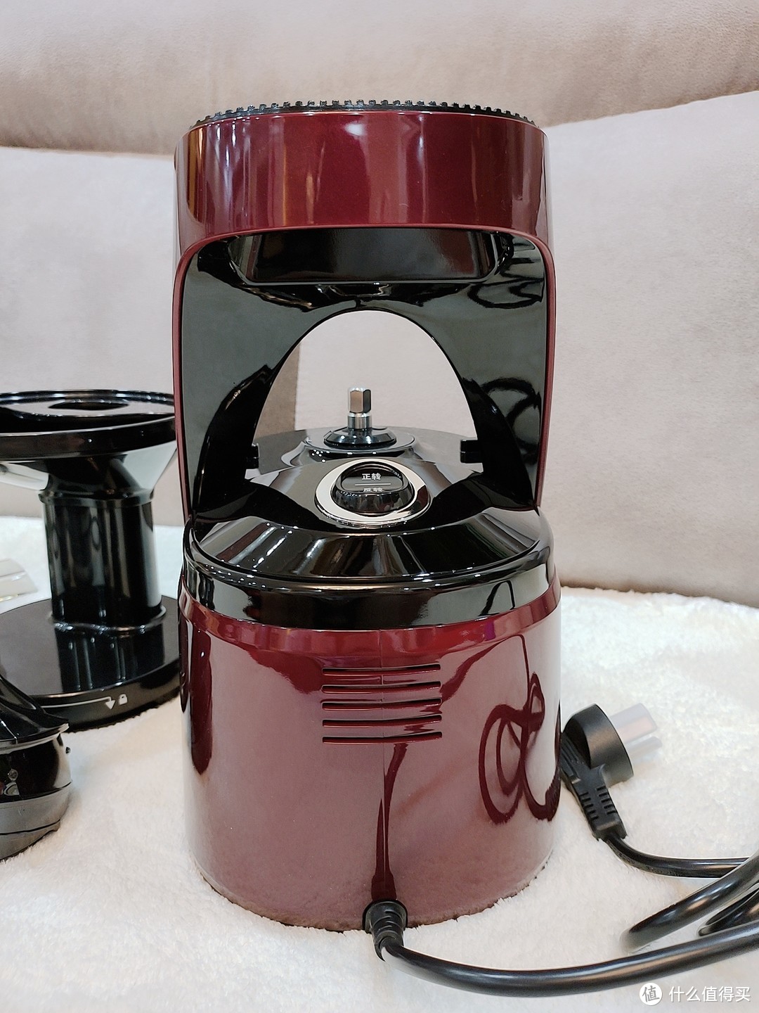 为了让家人喝到鲜榨果汁，我选择了一款低速分离家用果汁机：Hurom惠人原汁机S11开箱晒单