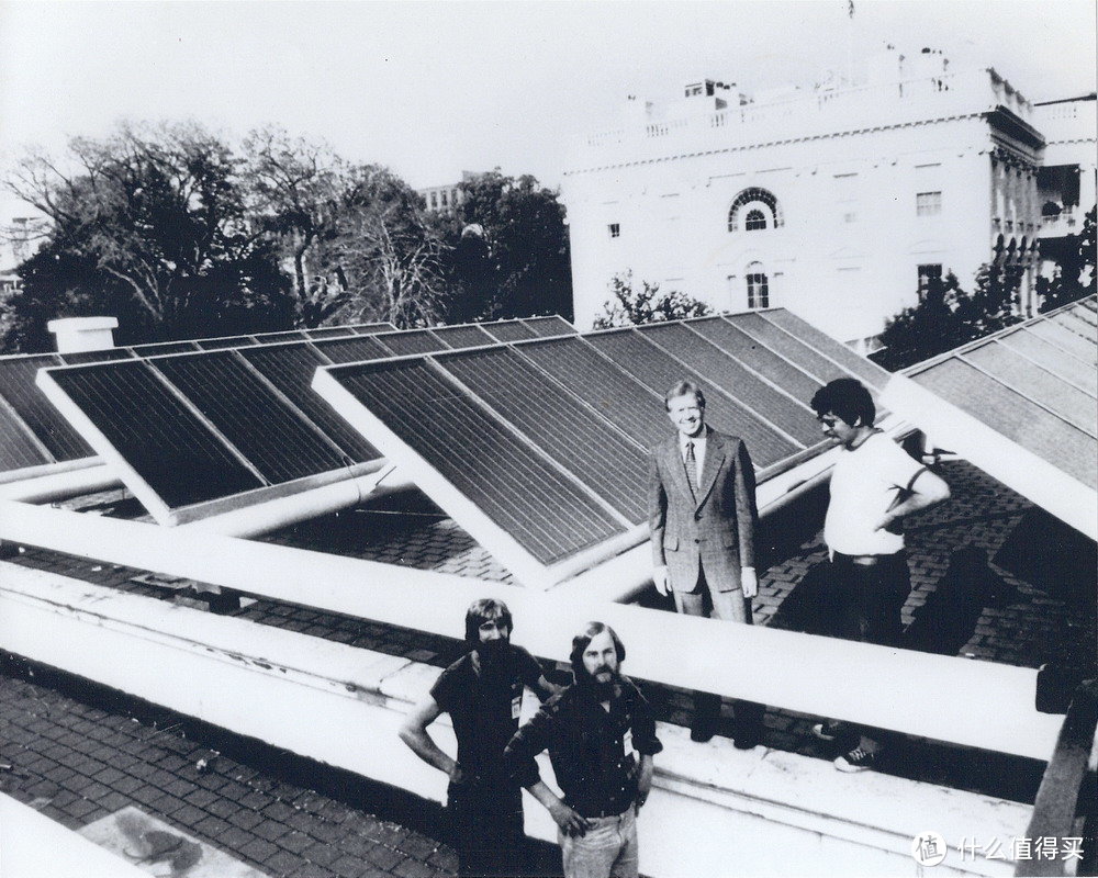 美国前总统卡特在白宫装置了大面积的太阳能板