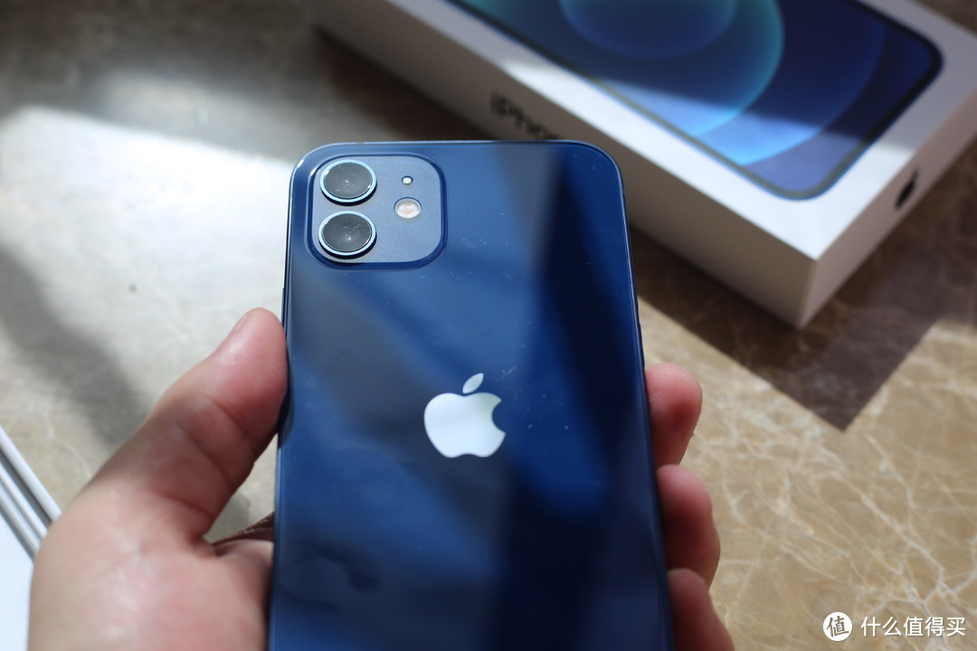 iPhone 12 垃圾桶蓝开箱，这颜色是否真的不惹人喜欢？（普通消费者第一手报告）