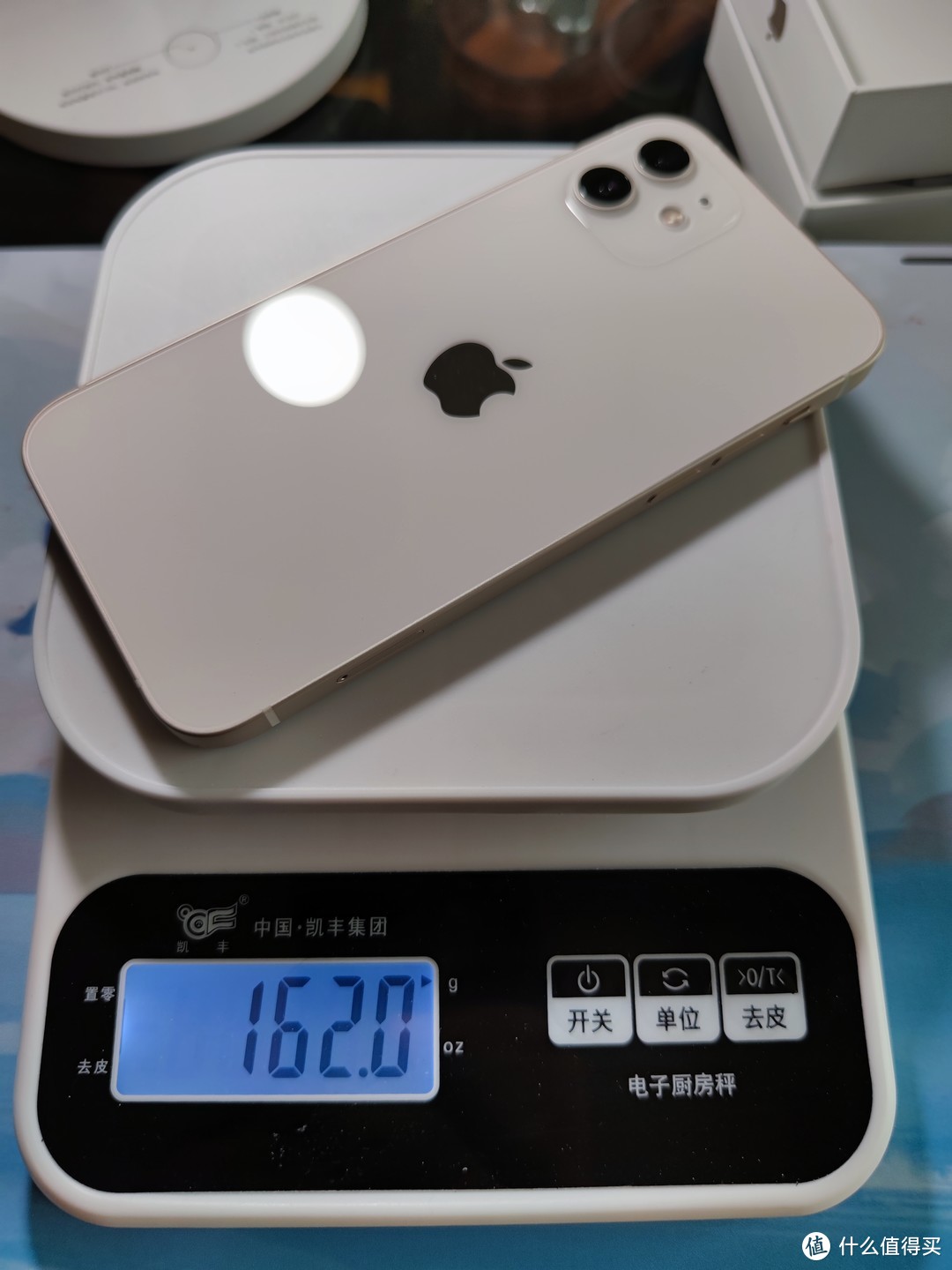 终于等到160克的手机了，单手拿起来各种爽。就像拿iPhone 8一样