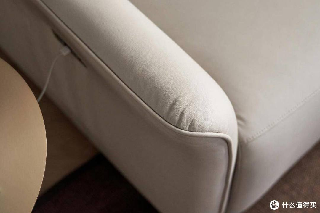 舒适柔软，科技改变品质生活： 样子生活戚风电动沙发