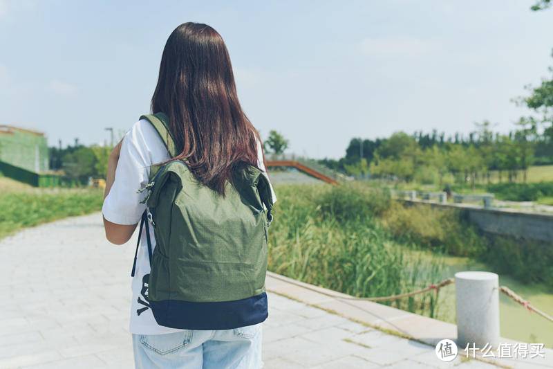 这款定位女性轻便小容量的双肩包，还能背笔记本，男性表示不服