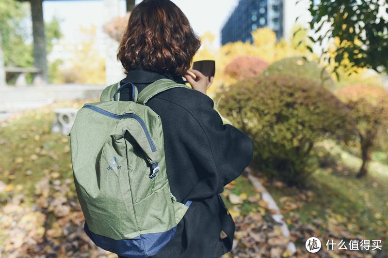 这款定位女性轻便小容量的双肩包，还能背笔记本，男性表示不服