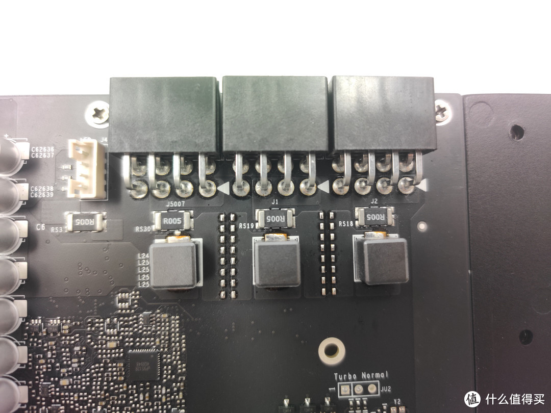 在每个8pin供电下方能看见负责功耗控制的芯片和电感