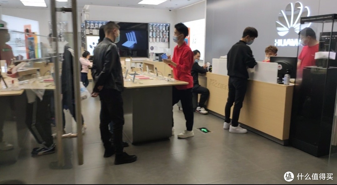 iPhone12开售首日，线下实体店探货