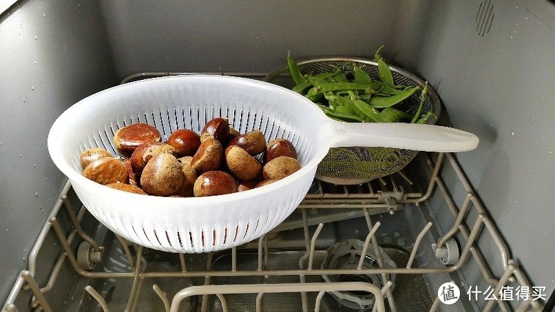 我今天没有用随机带的果蔬篮， 用了厨房里的两个其它篮子↑ 这样可以同时洗荷兰豆和栗子啦～