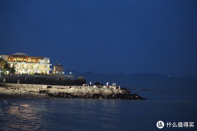 夜色下的海边街景