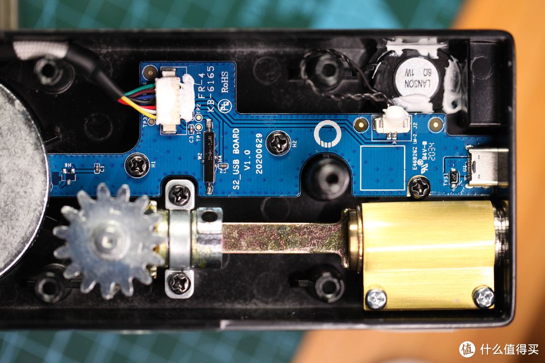 机械锁芯部分全貌，上面蓝色的电路板是TYPE C供电接口和机械锁位置传感器板