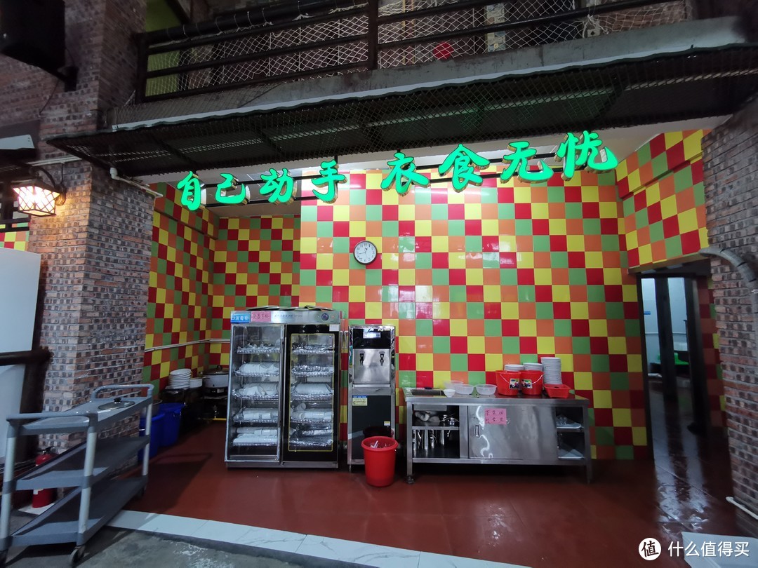 茶水和餐具是自助的，需要自己动手