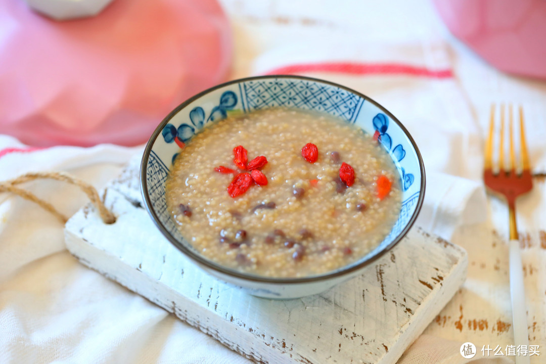 秋冬季早餐多喝粥，胃里暖暖的舒服，小米粥花式吃法，一次喝两碗