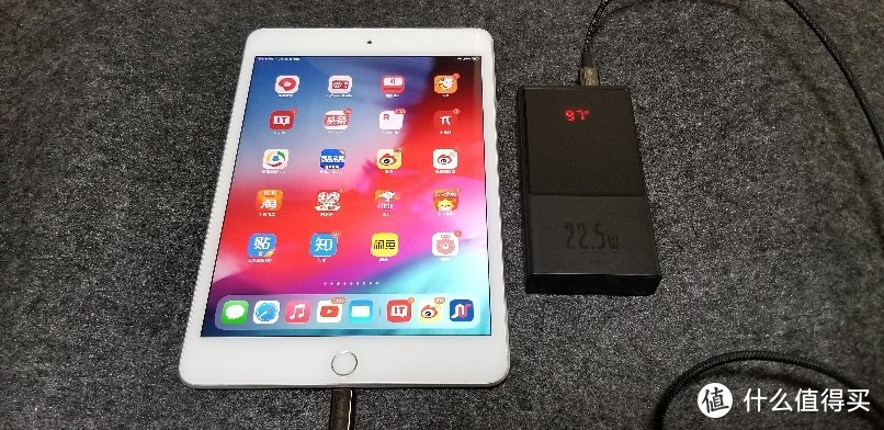 配合倍思数显移动电源跟iPad mini 5充电