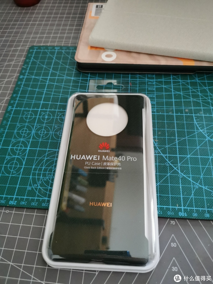 pro的包装盒,简约,且中间有一个圆环,刚好对应今年新机背面星环的设计