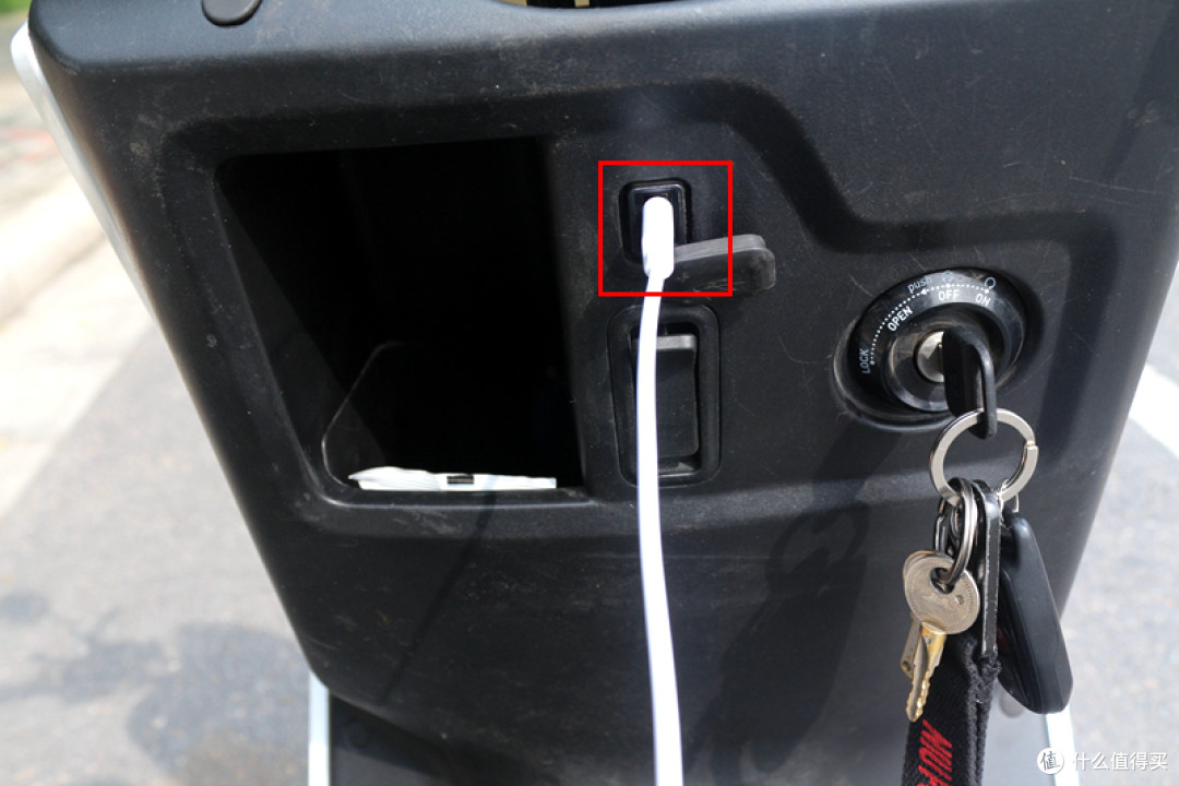 在储物格的右边设计有usb充电口和隐藏挂钩,小牛n1s还贴心的设计了12v