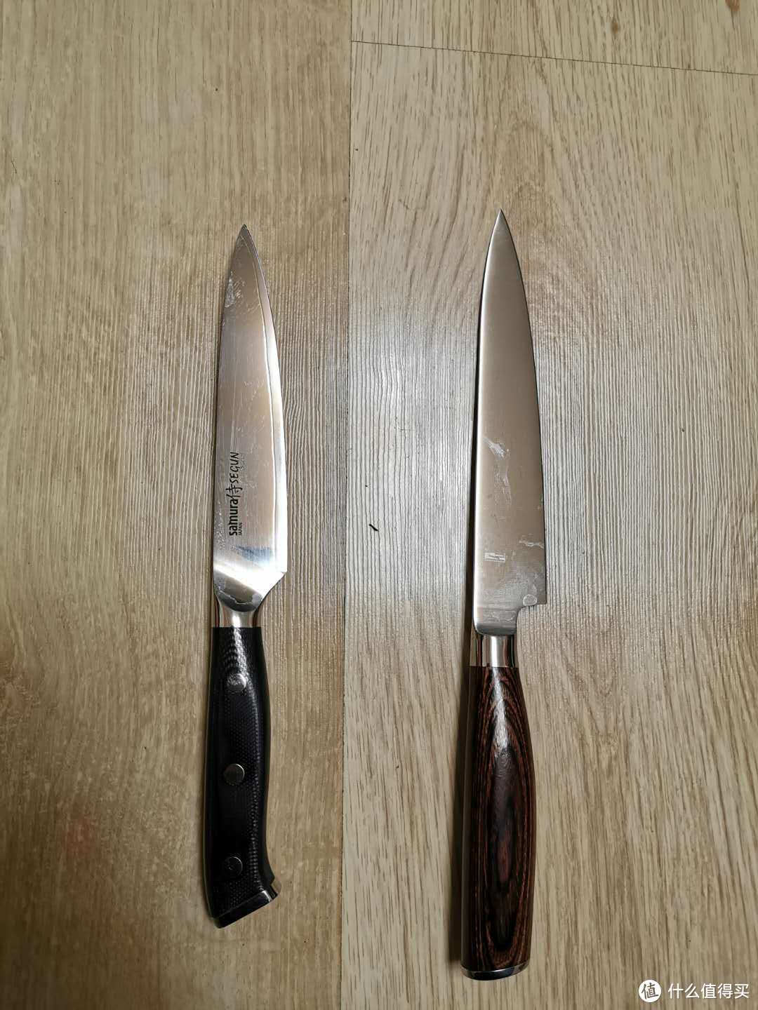 左边的小刀刀刃短些，且刀刃为镜面抛光，感觉更适合做水果刀用