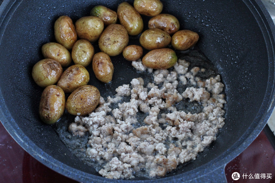 小土豆这样做从小到大也吃不够，酱香浓郁又入味，一口一个真过瘾