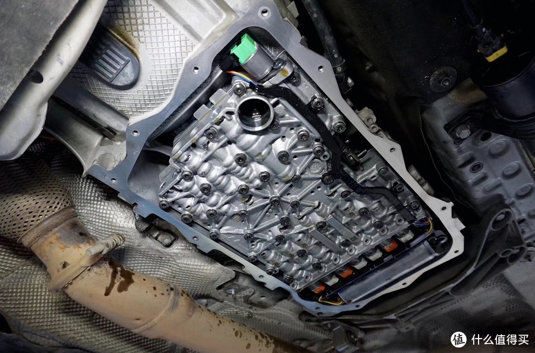 拆下油底壳的变速箱底部，使用发动机清洗剂清洗干净。