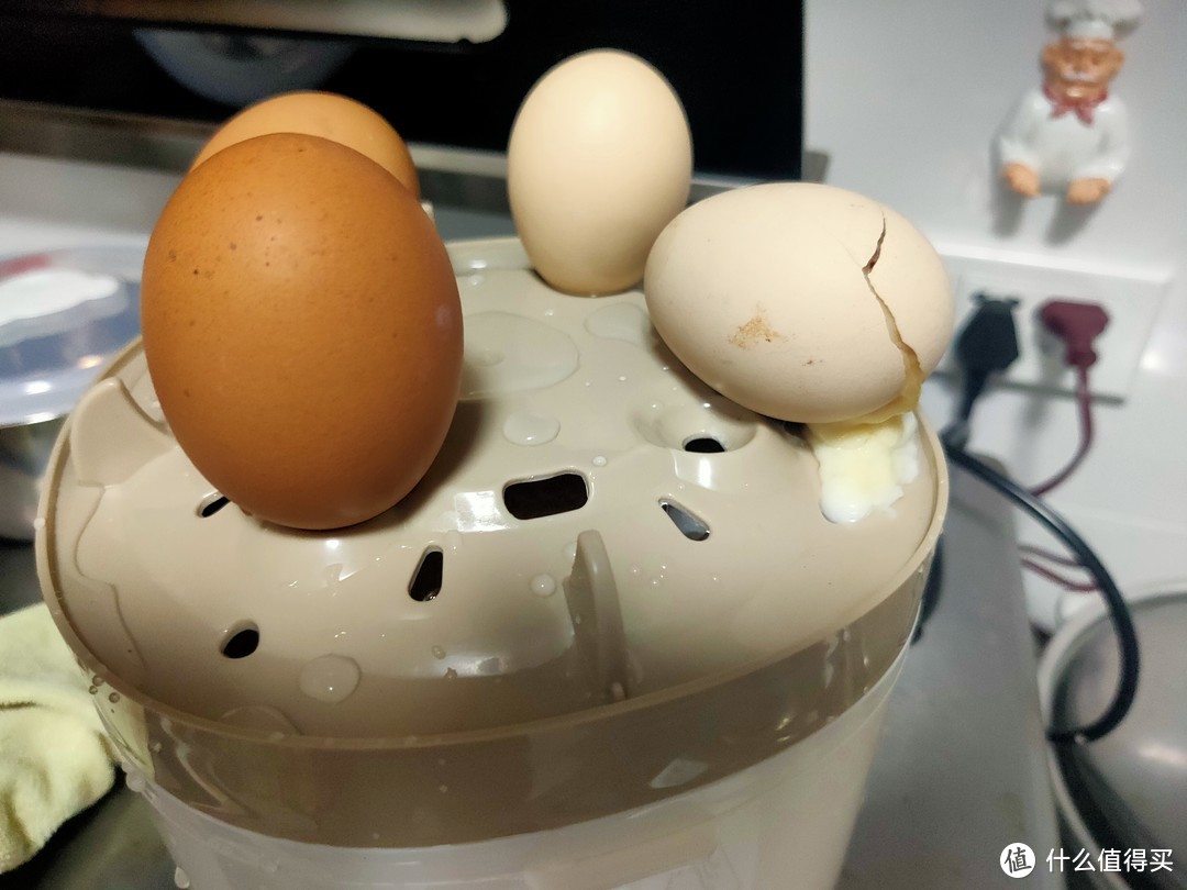 鸡蛋蒸裂了。