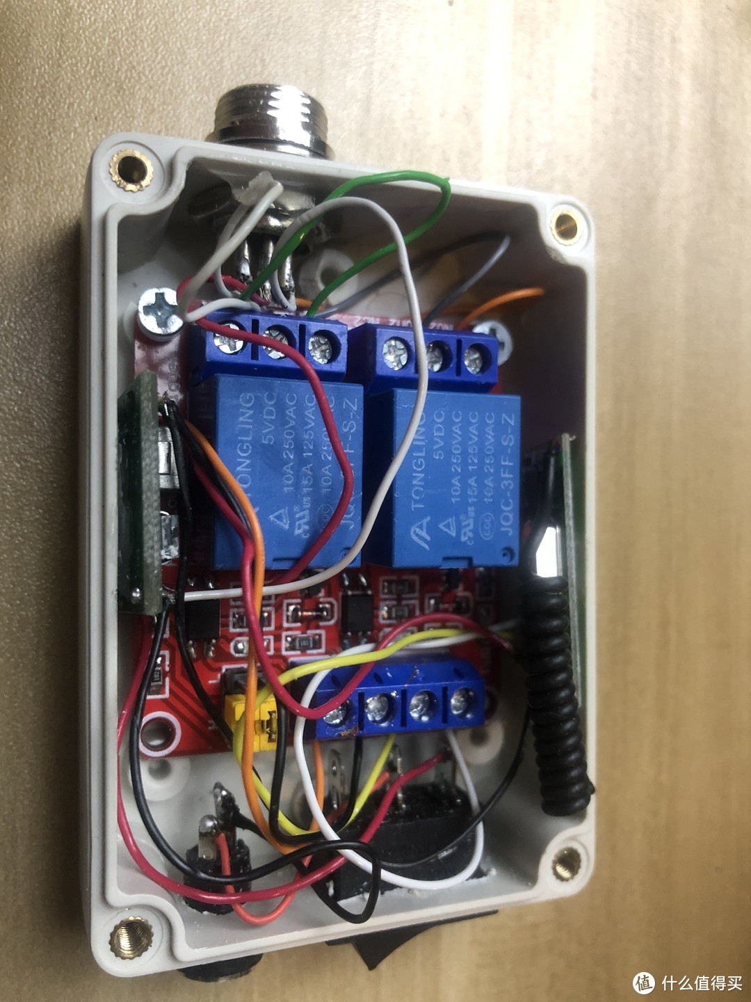 控制头内部，包括5v双路继电器模块，5v433无线遥控接收模块，和一个12转5v的供电模块，某宝都有成品的，自己连接就行。
