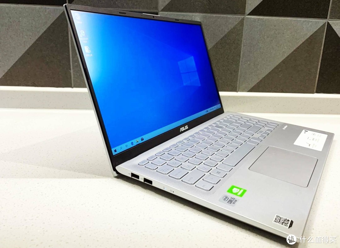 华硕(asus)vivobook15的一大特点就是轻薄便携