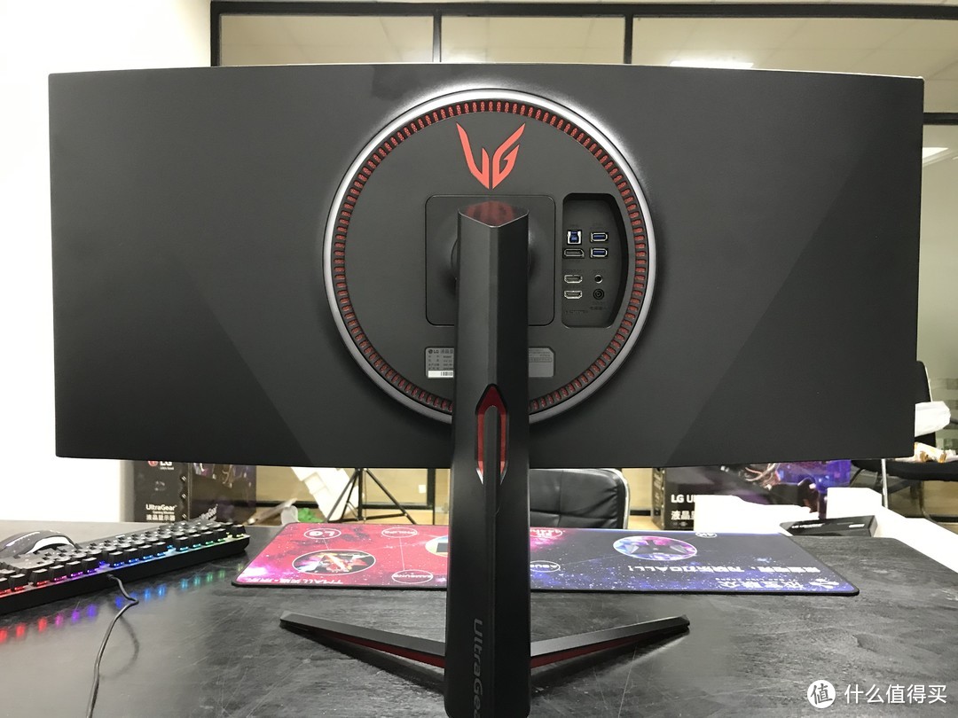 参数；（说几点重要的）尺寸；38寸。分辨率；3840×1600。刷新率；原生144Hz（超频160Hz）。HDR;600。兼容G-SYNC。自带RGB灯效（声音同步，光效同步）背后有着LG最新的 电竞logo接口；USB上行接口（连接这个 自带的两个USB3.0接口才可以使用）。DP1.4×1。HDMI2.0；×2。USB3.0×2。音频接口。电源接口。自带配线我没有给大家展示！ 以往一样的风格一个黑色的理线盒子。DP1.4（支持5K） HDMI2.0 UBS上行线（还有其他疑问可以留言）。