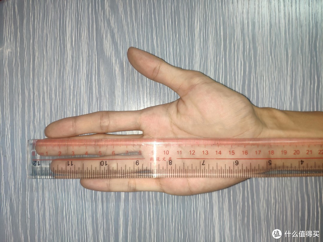 本人手比较小，长度还行。中指大概8.2cm，全掌大概17cm。