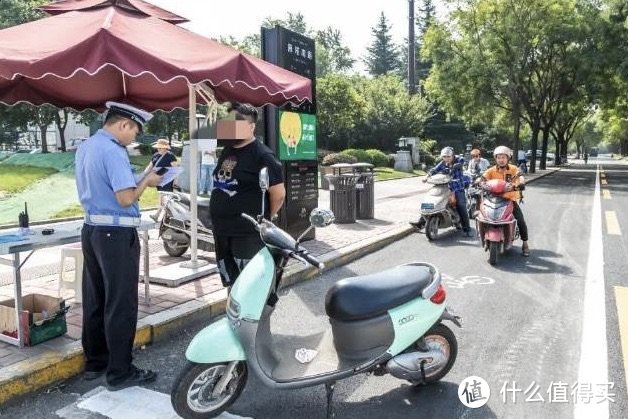 买了小电动，这些配件不能少——水母的电动车骑行装备清单