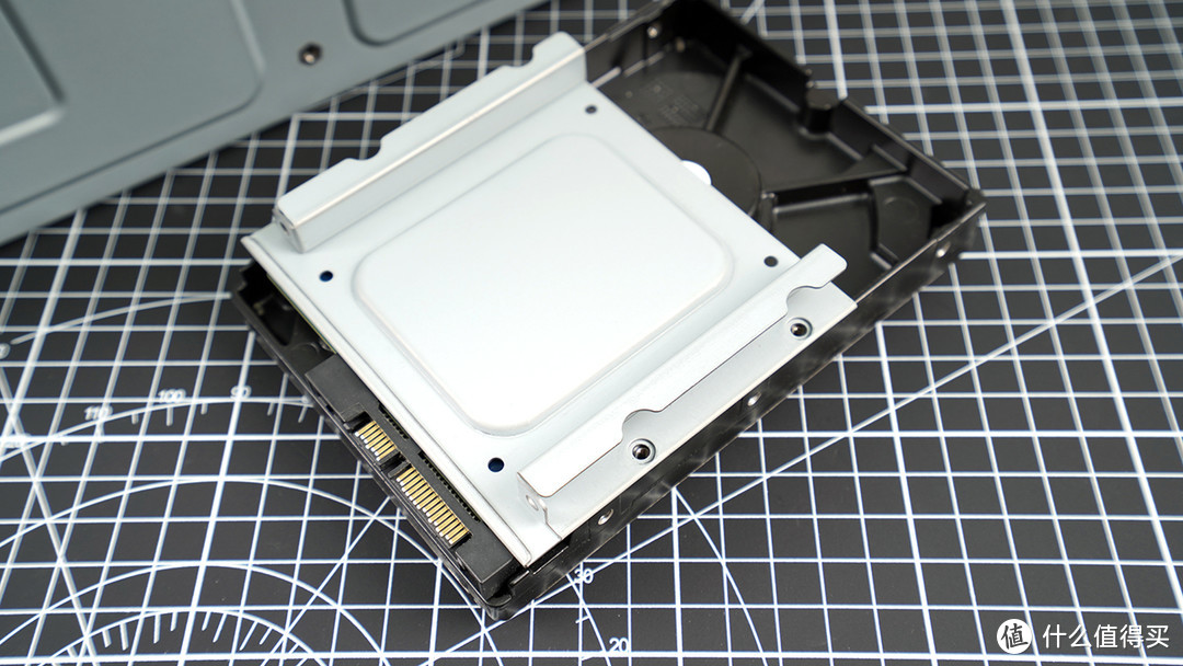 复合式的硬盘支架，下面安装3.5寸HDD，上面则留下空间安装2.5寸硬盘