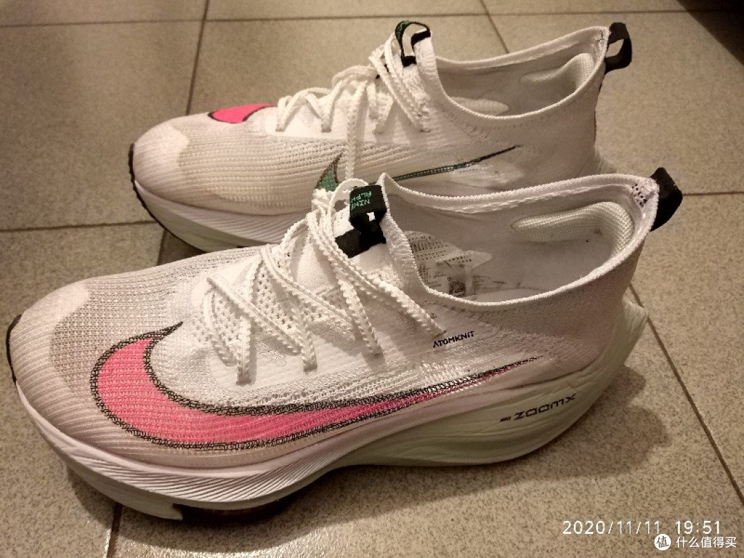 正面鞋盒公司在2020新推出的破二最强跑鞋——alphafly,在得物上花了
