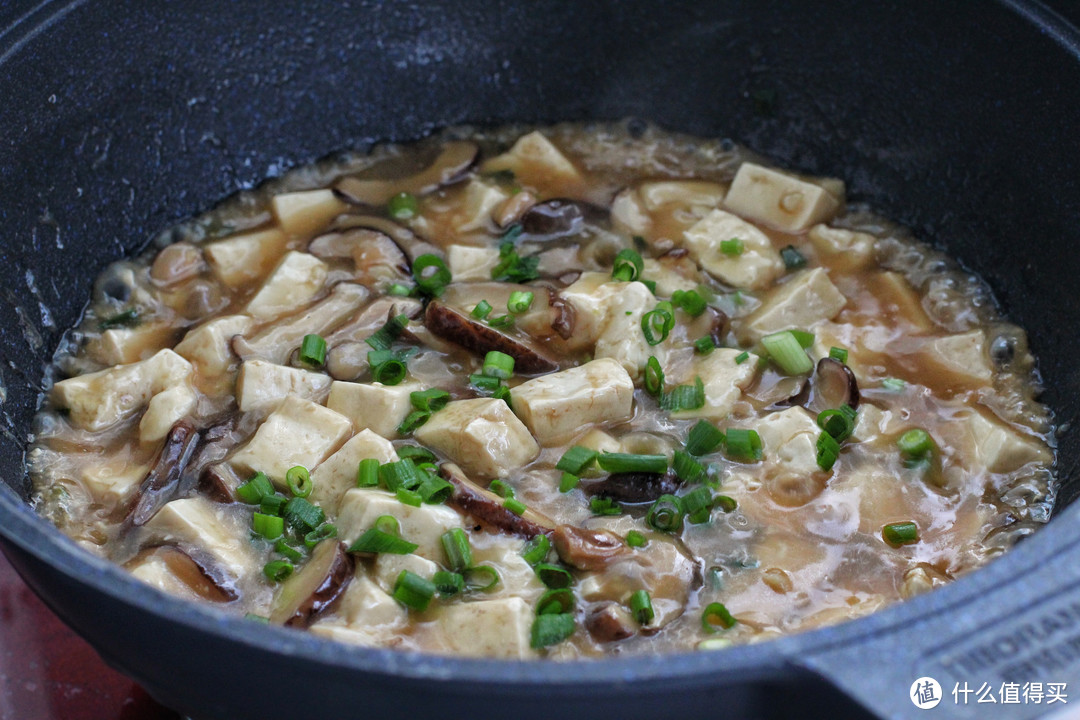 豆腐和香菇是好搭档，嫩滑鲜美越炖越入味，出锅香飘四溢比肉好吃