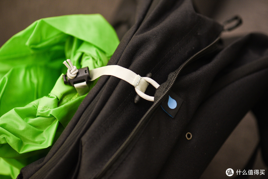 包最底部是自带的防雨罩口袋，也有拉链设计，防御带有挂钩附在包上，不容易乱跑。