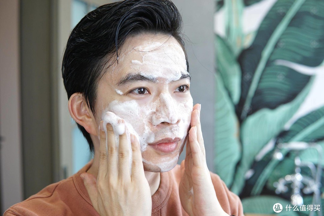 科技极简，男士护肤只需3步：清洁肌肤，控油保湿，焕亮肤色