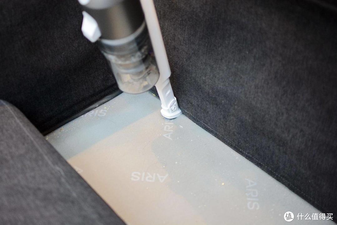 一吸吓一跳：看似干净的沙发实测灰尘螨虫密布，网易严选吸尘器评测