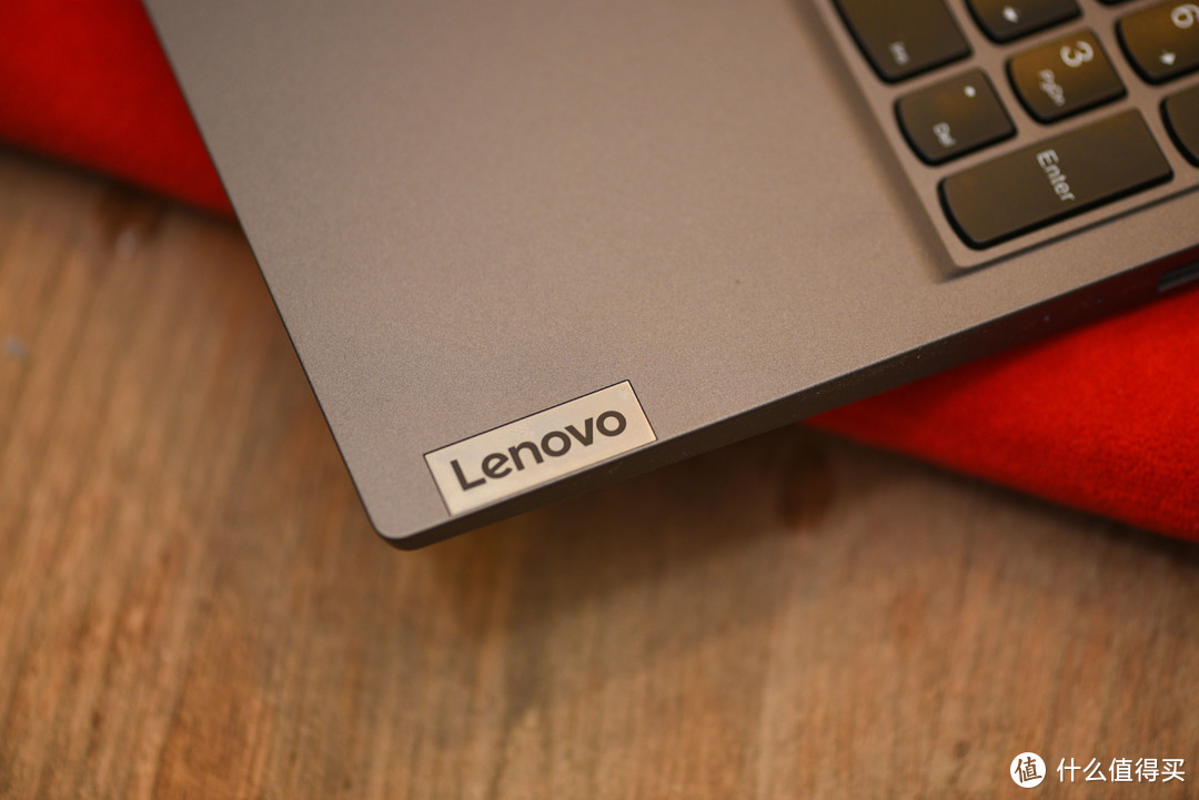 C面右下角的Lenovo Logo。