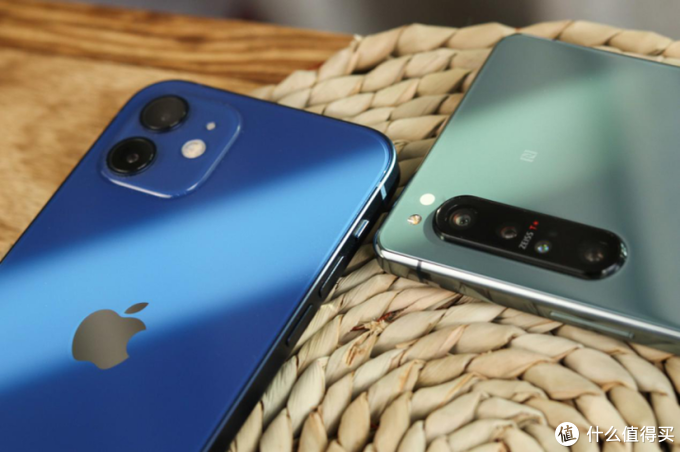 手机上手体验篇五十四 顶级硬件之间的碰撞 Iphone 12 Vs 索尼xperia 1 Ii 手机 什么值得买