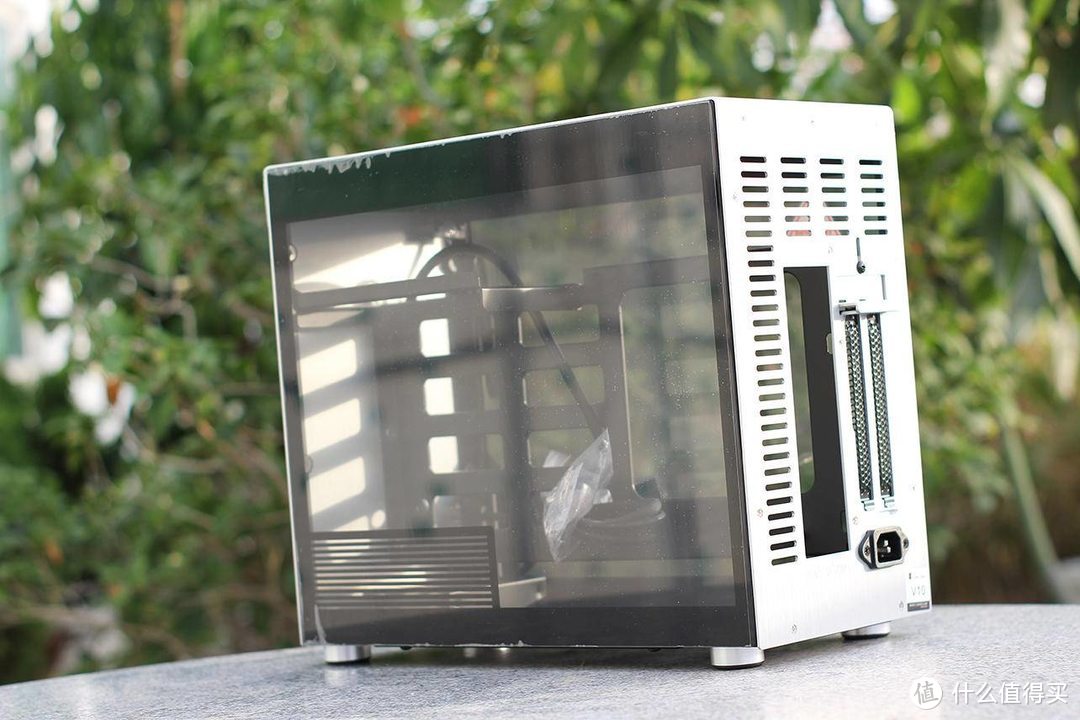 塞ATX电源 可模块化装机的ITX铝制机箱——乔思伯V10 