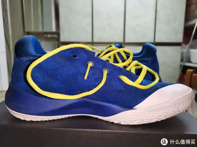 内侧后跟部分有中底科技描述:cloudfoam