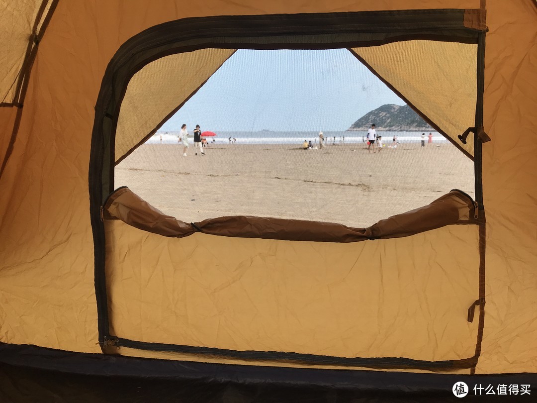 领路者帐篷的防蚊网罩布，有两个固定点，而骆驼帐篷有一个，可能是因为骆驼帐篷的材质要比这款领路者帐篷要好一些。