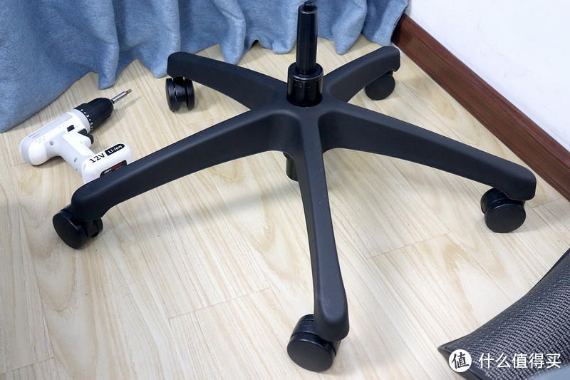 永艺UETOTO美式可躺人体工学椅体验：四级气杆+专利线控防爆底座+六处调节
