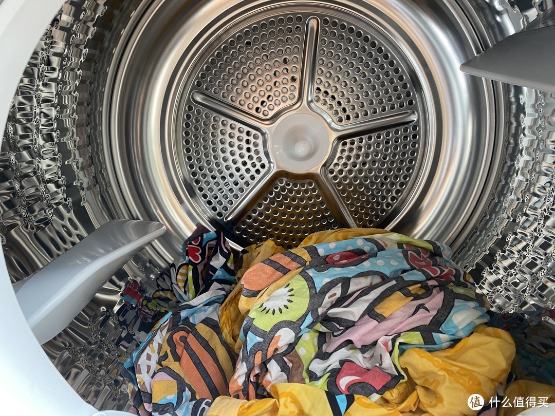 烘干机的桶直径比洗衣机大的多，被单占四分之一左右，加上别的衣物，大概半桶，选了混合模式，1个小时40分钟的烘干时间