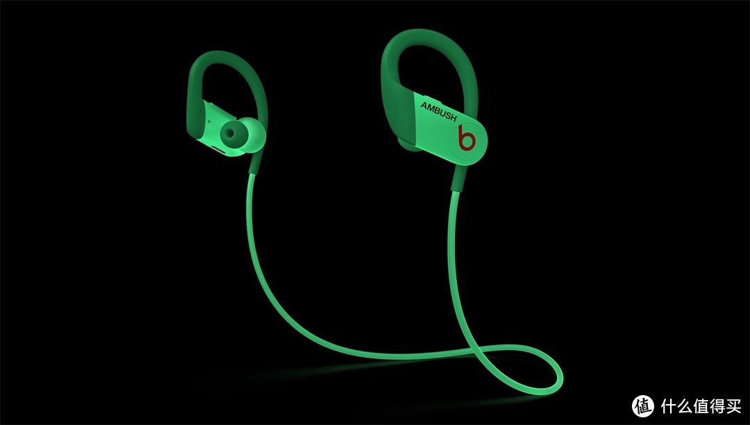 Beats 联合日本潮牌 AMBUSH 推出夜光版 Powerbeats 蓝牙耳机