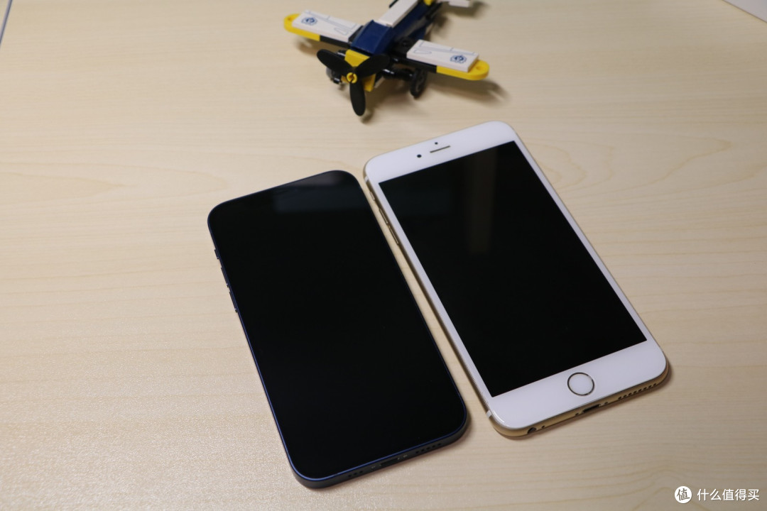 简单对比一下前辈iphone6splus虽然12的屏幕尺寸要大于6sp5.