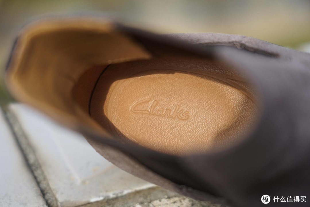 经典的造型演绎别样的魅力，Clarks切尔西靴