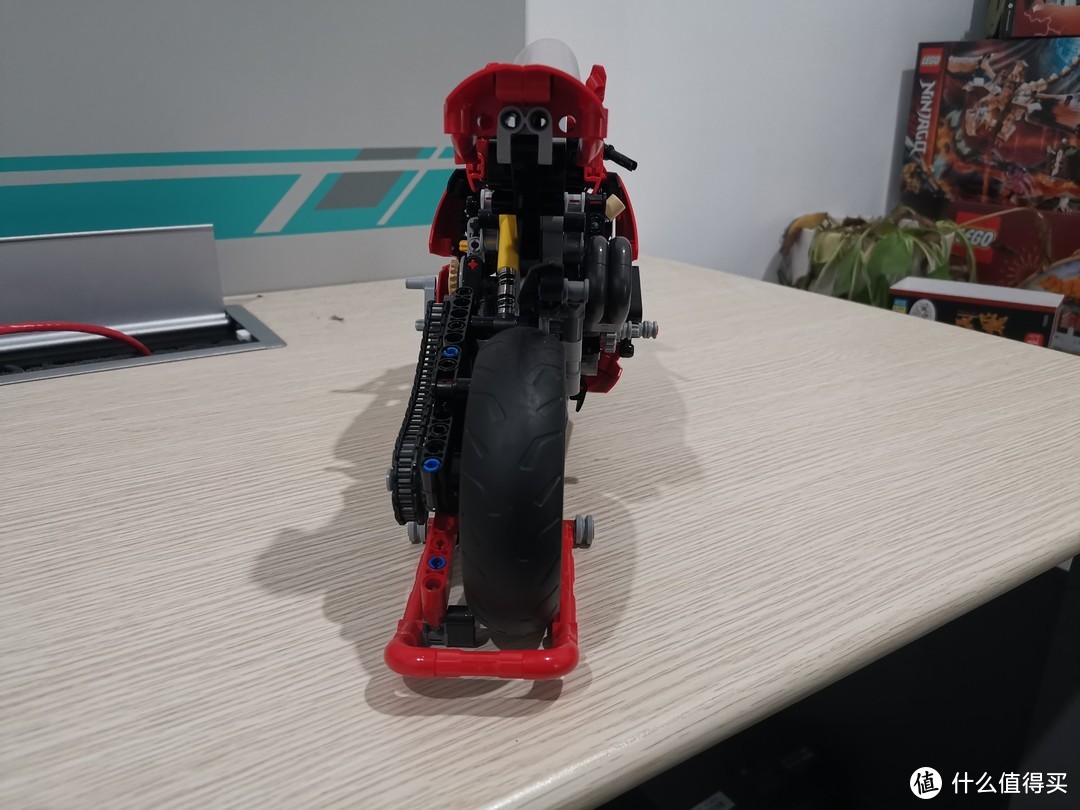 LEGO 机械组系列 42107杜卡迪 Panigale V4 R评测