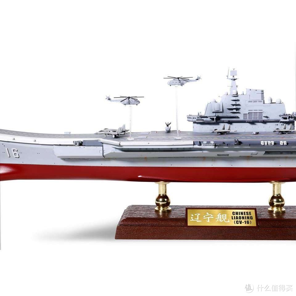 1:700 CV-16 辽宁号航空母舰。这是2018年的新开模产品。相比其他品牌的辽宁号模型，FOV增加了飞机起飞，舰员队列组字的场景，非常生动有趣。