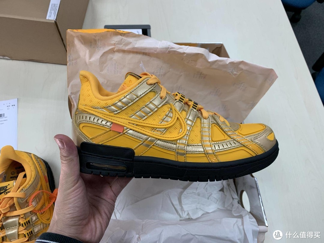 复古风格体现， OFF-WHITE x Nike Air Rubber Dunk